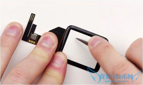 国外 iPhone 维修网站 iPhonefixed 此前发布过一段“Apple Watch 蓝宝石屏暴力测试”视频,测试结果显示,无论是石质墙面刮蹭,还是使用硬币、钥匙、砂纸等物体在屏幕上刮划,甚至使用电钻和铁锤进行击打,Apple Watch 的蓝宝石屏幕依然是毫发无损。