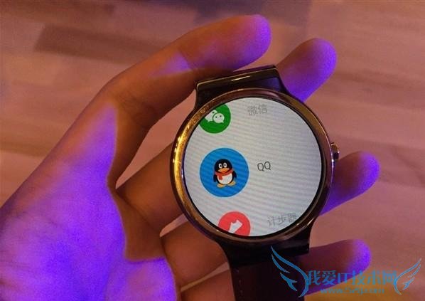 在今日举办的中兴 AXON 天机旗舰系列战略发布会上,中兴除了推出中兴 AXON 天机 mini 及天机 Max 近四款手机,还发布了旗下首款智能手表——AXON Watch,另有一款智能微型投影仪 Spro2。按计划,中兴 AXON Watch 智能手表将于 10 月 27 日 10 时在中兴手机商城上线,但售价暂未公布。