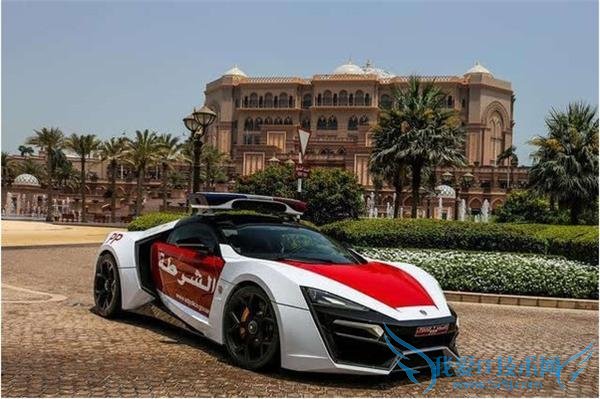 开着 2 亿 Lykan 超跑巡街 这些中东土豪警察的行为真是招人恨