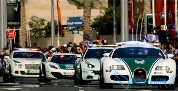 开着 2 亿 Lykan 超跑巡街 这些中东土豪警察的行为真是招人恨