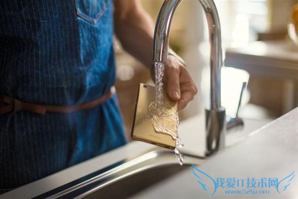 配置方面,Xperia M5 采用 5 英寸 FHD 显示屏,搭载 MT6795 八核处理器,2GHz 主频,3GB RAM+16GB ROM,支持扩展。1300 万像素前置+2100 万像素主镜头,后置摄像头支持 F2.2 大光圈,支持 5 倍无损变焦和 4K 摄录,PDAF+反差对焦的混合对焦系统,支持 0.2s 极速对焦,单颗 LED 补光灯,十分给力。 Xperia M5 机身三围 145x72x7.6mm,重量为 142.5g,内置 2600mAH 电池。同样支持索尼三防功能,三防等级分别为 IP65 和 IP68。