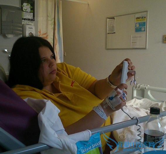 女子被 129km/h 时速 MINI 撞飞 38JJ 大胸缓冲保命