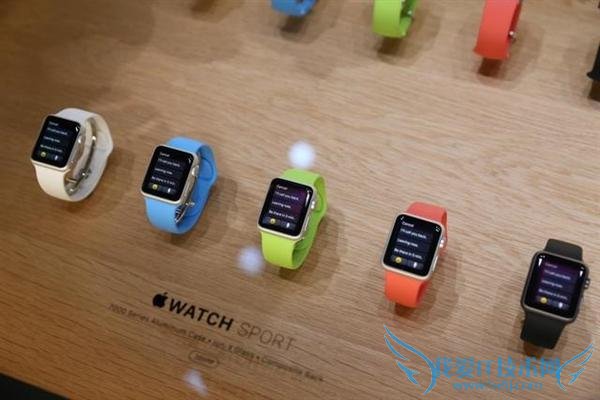 我爱IT技术网科技快讯,7 月 22 日早间,苹果公布第三财政季财报,虽然营收和每股收益超出华尔街分析师预期,但关键的 iphone 销量却未达到分析师 4880 万台的预期和第二财季 6120 万台的销量,苹果股价应声下跌至 121.78 美元,跌幅为 6.86% (时间截止至北京时间 22 日 7:54) ,市值缩水近 600 亿美元,比估值 450 亿美元的小米还要多。