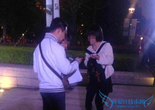 作为中国手机市场曾经的老大,三星近几年在中国市场逐渐没落的事实已广为大众所知,但危机到底演变到了何种程度,大部分相信也没有清晰的概念,更不可能会想到三星竟然要靠出钱买粉丝来渲染人气了。在 4 月 3 日上海举办的 Galaxy S6 和 S6 Edge 新品发布会上,澎湃记者在现场就发现一批“不同寻常”的粉丝,他们不是三星的工作人员,却也在负责签到的事情。细问,大部分表示是看到了三星在微信朋友圈发布的招聘广告才过来的,一些专业的粉丝团队,一次就带领一百多人组队过来”捧场”。而三星的付费标准很简单,在发布会现场待满 15 分钟,期间如果被问到为什么要来参加活动,一定要回答说是三星的粉丝或对 S6 感兴趣,之后就可以领到 30 元的报酬,其中,三星官方更青睐“学生党”,后者可以领到每人 50 元的报酬。