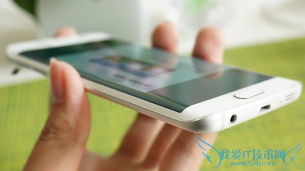 对于三星 S6 和 S6 Edge 能否成功将三星拉出现在的泥潭,业内人士赞成有之反对亦有之,赞成者认为,除了明显可以感觉到的新设计、新屏幕、新电池技术,三星两款新手机将三星垂直一体化供应链封闭整合优势发挥的淋漓尽致,无论是 SoC、基带芯片、内存芯片、闪存芯片、屏幕面板、摄像头传感器都是出自三星自家手笔,连处理器和屏幕用的也是自家目前所拥有的最先进的技术。同时,在 Galaxy S6 Edge 上,三星再次采取了当年率先采用大屏幕的策略,曲面屏赌的是未来趋势,从媒体和厂商的目前的反应来看,厂商势必会主动跟进这一新技术,而技术和硬件上的突破需要一段时间,三星完全可以利用这段空窗期充分发挥供应链、渠道和营销上的优势来换取市场销量。 反对者则持截然相反的态度,认为三星在和苹果的竞争中,仍然停留在堆砌硬件的阶段,S6/S6 edge 此次对苹果的 iphone 的模仿更是打破了底线,这对其建立起用户的认同感是非常不利的。此外,三星相比苹果,最大的劣势在于苹果成功实现了软硬件一体,在 S6/S6 edge 上,我们虽然看到了三星在软件生态上做出的改变,例如推出了 TouchWiz 软件,并大幅削减了内置软件数量来提高用户体验,但依旧无法掩盖三星在系统与软件生态层面的劣势。而国产厂商的竞争现状也在提醒三星,硬件是加分项,软件则能决定生死,三星能被小米追着打,除了超高的性价比,MIUI 对米粉强大的粘合力也是一个重要的因素。