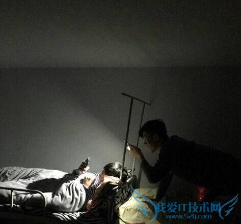 小伙宿舍熄灯后与女友视频 室友为其举灯照明