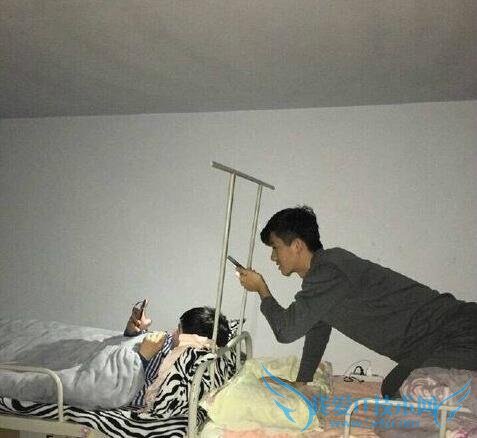 小伙宿舍熄灯后与女友视频 室友为其举灯照明