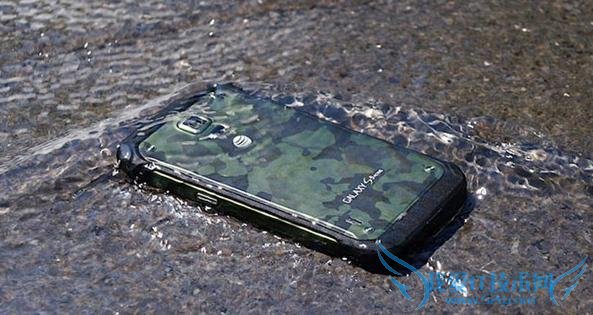 外媒评价三星 Galaxy S6 Active 性能强悍适合户外运动设计不敢恭维