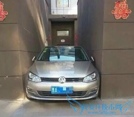 网友膜拜 东北女孩现停车神技能:3 个月新手女司机摸黑停车进楼缝