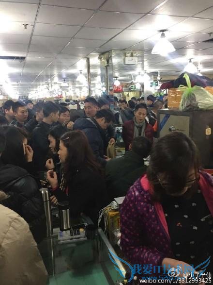 据网友“小子半仙”爆料,近日有巡视组检查华强北市场,“该没收的没收了,该进去的进去了。”暗示有商家被抓,有不合格产品被没收。