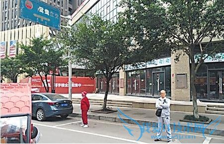 父母“人肉站岗”替儿子占车位 20 分钟 停车女生被硬生生骂哭