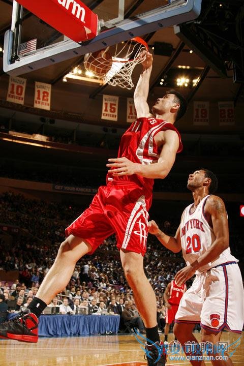 Ò¦Ã÷ÔÚÇò³¡¿ÛÀº