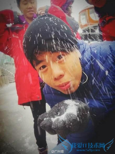 今天一早,就有很多广州网友在微博、朋友圈晒图,称广州下雪了,冷风冷雨中,小小的冰粒打在身上,会弹起来,车窗上也积满了碎冰。