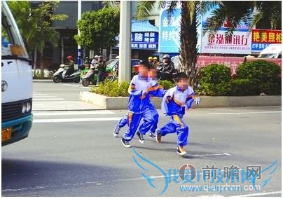 ؽ汣һȫ˾ͬã֮ķԶܵ±磬µľ˫ͬʱӹ·Լһ԰ֱײΪҾ緢ҲǾȡ˿ֵͬ飬޹ۣʹ겻ѡൺվ͹һγƵڹУһλӸٱĸʽ 10 ´ֱ߶ᴩ·һۿҪײˣ˾ȴûмֻǿȣ豻ײ·ߣӤײ飬Ӥײɺֱˤ򳵵˲ֳǲҲ̶á˫һͿɱı磬һһԣȴ޹С˳µԩ꣬ͷǰհСֻһ