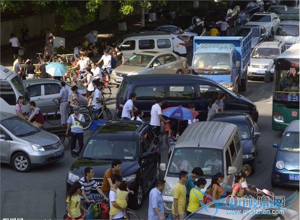 ؽ汣һȫ˾ͬã֮ķԶܵ±磬µľ˫ͬʱӹ·Լһ԰ֱײΪҾ緢ҲǾȡ˿ֵͬ飬޹ۣʹ겻ѡൺվ͹һγƵڹУһλӸٱĸʽ 10 ´ֱ߶ᴩ·һۿҪײˣ˾ȴûмֻǿȣ豻ײ·ߣӤײ飬Ӥײɺֱˤ򳵵˲ֳǲҲ̶á˫һͿɱı磬һһԣȴ޹С˳µԩ꣬ͷǰհСֻһ