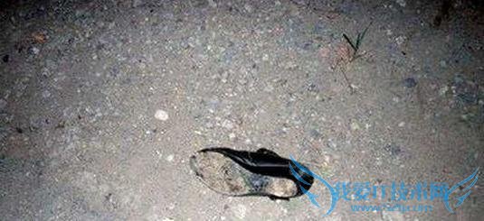 该新闻原文内容报道如下: 1 年前,2013 年 10 月 2 日,芜湖市二坝镇杨某的丈夫骑着一辆电瓶车站在路边和一位村民闲谈,被一辆小货车撞倒,杨某的丈夫张某当场死亡。令人意想不到的是,整整 1 年后,2014 年 10 月 2 日,杨某步行横过公路至丈夫出车祸同一地点时,则被一辆小轿车撞倒。10 月 2 日,被撞杨某虽经医生全力抢救,但终因伤重不治。 据处警民警介绍,10 月 2 日傍晚 7 时许,家住二坝镇的老妇杨某因自己侄儿在驾车过程中突发心脏病猝死,她在赴邻村和自家亲戚商量如何准备丧事后步行回家。当其沿着一条农村村村通道路由北向南穿过通江大道至“富强”搅拌站门口时,突然被一辆由西向东也沿通江大道行驶至此的号牌为苏 AK12XX“风神”小轿车撞倒,杨某被撞后严重受伤。接到报警紧急赶至的芜湖市鸠江交警八中队民警迅速安排车辆将杨某送至医院救治。因杨某受伤严重,尽管医生作了全部努力,仍没有挽回她的生命。 负责勘查事故的民警在调查中了解到,1 年前的一天中午,杨某的丈夫骑电动车在此路段穿越公路后,和一位村民站在“富强”搅拌站门口闲谈时,不幸被一辆小货车撞倒,当场死亡。如今,杨某也在这条路上被撞身亡。令人蹊跷的是,老夫妻出车祸的地点竟在同一地点,且相距不到一米,让人唏嘘不已。