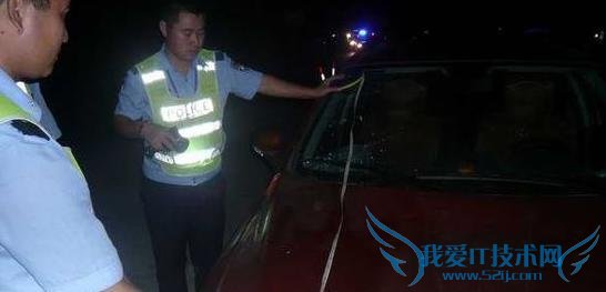 该新闻原文内容报道如下: 1 年前,2013 年 10 月 2 日,芜湖市二坝镇杨某的丈夫骑着一辆电瓶车站在路边和一位村民闲谈,被一辆小货车撞倒,杨某的丈夫张某当场死亡。令人意想不到的是,整整 1 年后,2014 年 10 月 2 日,杨某步行横过公路至丈夫出车祸同一地点时,则被一辆小轿车撞倒。10 月 2 日,被撞杨某虽经医生全力抢救,但终因伤重不治。 据处警民警介绍,10 月 2 日傍晚 7 时许,家住二坝镇的老妇杨某因自己侄儿在驾车过程中突发心脏病猝死,她在赴邻村和自家亲戚商量如何准备丧事后步行回家。当其沿着一条农村村村通道路由北向南穿过通江大道至“富强”搅拌站门口时,突然被一辆由西向东也沿通江大道行驶至此的号牌为苏 AK12XX“风神”小轿车撞倒,杨某被撞后严重受伤。接到报警紧急赶至的芜湖市鸠江交警八中队民警迅速安排车辆将杨某送至医院救治。因杨某受伤严重,尽管医生作了全部努力,仍没有挽回她的生命。 负责勘查事故的民警在调查中了解到,1 年前的一天中午,杨某的丈夫骑电动车在此路段穿越公路后,和一位村民站在“富强”搅拌站门口闲谈时,不幸被一辆小货车撞倒,当场死亡。如今,杨某也在这条路上被撞身亡。令人蹊跷的是,老夫妻出车祸的地点竟在同一地点,且相距不到一米,让人唏嘘不已。