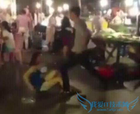 男子夜市当街暴打女友叫嚣“你服不服服不服” 围观群众无一劝阻网友欲人肉