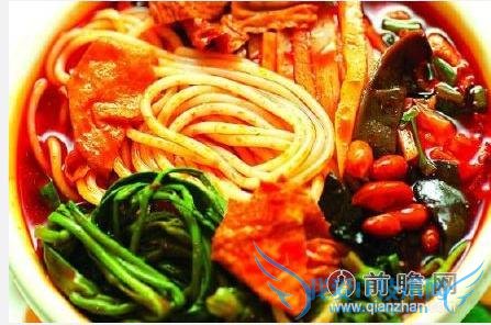 单身狗绝地反击:女子一碗螺蛳粉从秀恩爱情侣头上浇下