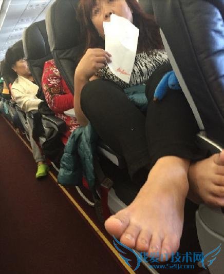 中国大妈坐飞机脱鞋后将脚搭在前排乘客扶手上 空姐也无法制止