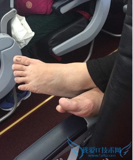 中国大妈坐飞机脱鞋后将脚搭在前排乘客扶手上 空姐也无法制止