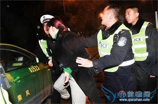 宝马女司机酒驾追尾后脱衣狂吻路人 还猛踹交警下体