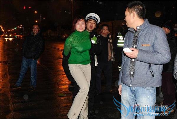 宝马女司机酒驾追尾后脱衣狂吻路人 还猛踹交警下体