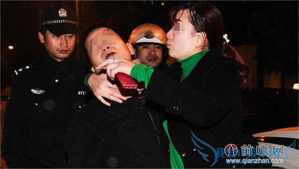 宝马女司机酒驾追尾后脱衣狂吻路人 还猛踹交警下体