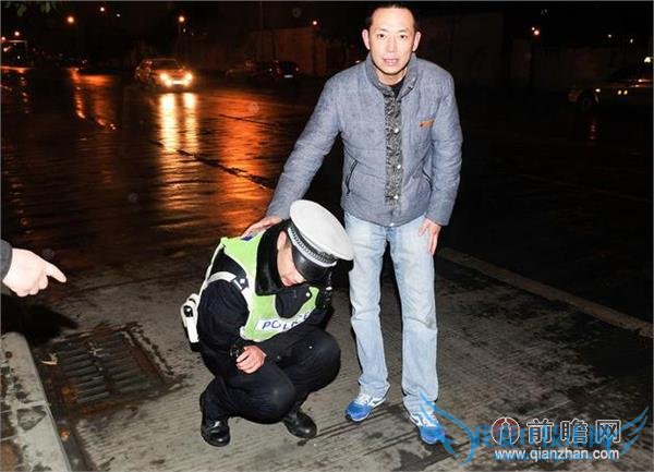 宝马女司机酒驾追尾后脱衣狂吻路人 还猛踹交警下体