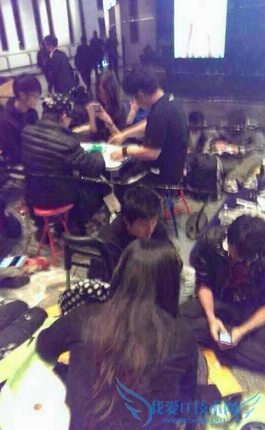 天线门+艳照门难淹 iphone 6 号召力:国人澳洲打麻将边排队