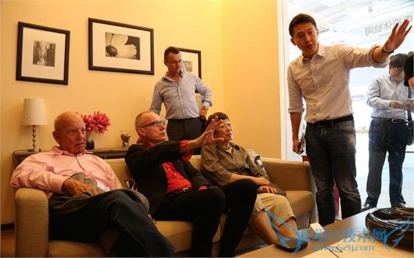 默多克到访小米雷军晒合影