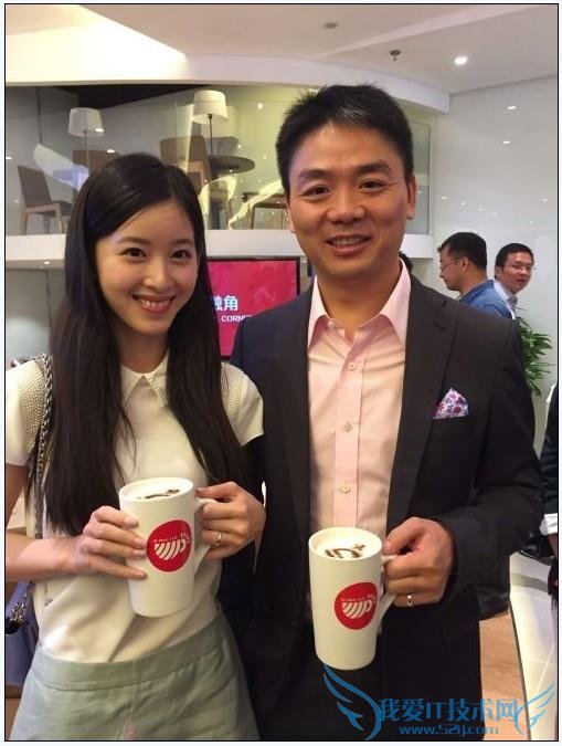 5 月 8 日,京东刘强东携手奶茶妹妹高调亮相京东奶茶店剪彩仪式,有网友发现,两人无名指上都戴着一枚戒指,疑似婚戒,猜测两人好事已成。随即,“京东真的开奶茶店了”也被刷上新浪微博热搜榜,一众沉醉在“霸道总裁”情结里的女网友在明知京东开奶茶店与奶茶妹妹无关的情况下,还在感叹“霸道总裁的爱”,也真是让前瞻科技小编看醉了。