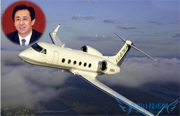 5 月 8 日,京东刘强东携手奶茶妹妹高调亮相京东奶茶店剪彩仪式,有网友发现,两人无名指上都戴着一枚戒指,疑似婚戒,猜测两人好事已成。随即,“京东真的开奶茶店了”也被刷上新浪微博热搜榜,一众沉醉在“霸道总裁”情结里的女网友在明知京东开奶茶店与奶茶妹妹无关的情况下,还在感叹“霸道总裁的爱”,也真是让前瞻科技小编看醉了。