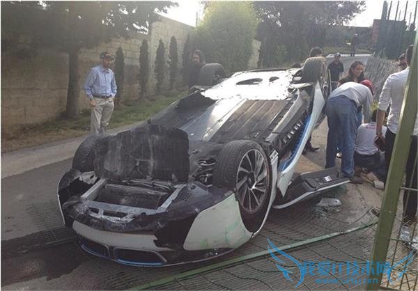 这路况、这底盘宝马 i8 还是翻了 原因却万万没想到