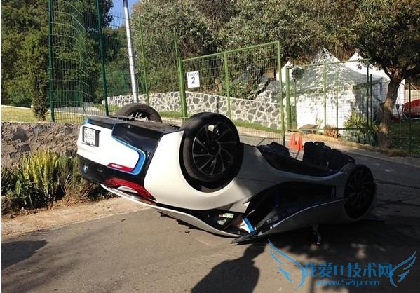 这路况、这底盘宝马 i8 还是翻了 原因却万万没想到