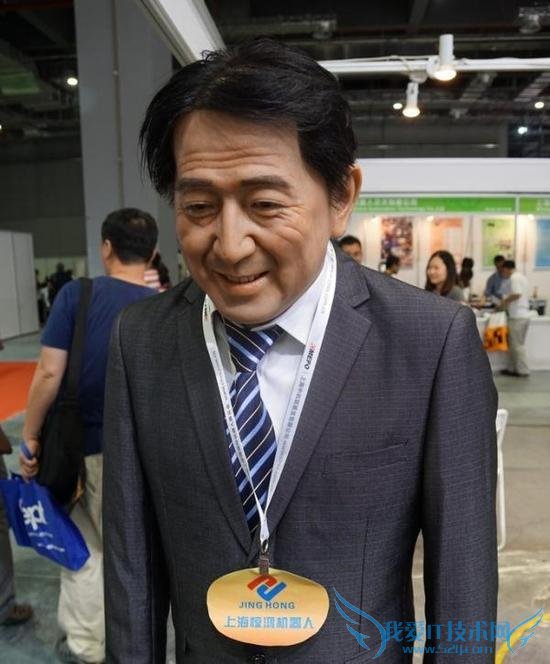 上海展馆安倍机器人向游客鞠躬道歉 日本网友“落井下石”