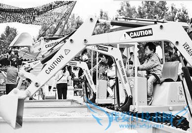 ͯھĿ 躰л  “ѧϰļǿйɽ”輼УˣΪһ̺ܴ壬ɽйй𵽴˰ȫ硣  ֮ģһϵй輼Уĵ٩“ѧھļǿйɽ”“ѧļǿйɽ衣”ȻֻһУƾǷھԱִţй½ֱ֪Ʊ廪缶У  ðٶ“ھ”ٶҵؽԼ 100,000,000 “”ؽԼ 16,600,000 ;“ھ”ؽԼ 7,910,000 ;“ھļǿ”ؽԼ 1,450,000 ɼйھ͹ע֮Դﵽʷǰĸ߷壬輼Уνû  ھˣ̼Ҳھ˼ڼ䣬еĶ԰ͳ˶ͯھĿѾ䵽ȣ 1 Ҫ 4-8 ԪǮȣ5  20-40 Ԫ  ͯھͨϷΪƣÿһ̨ǰ涼һϴɳɳӡСĺӼҳְֵذźӲϴĺԼͨ̽вңھ°ڶԽɳڳ͵ȥ  ͯھӲֱ“”̶ƶ⣬ֺھǳƣϱʶȼߡͯھǳ򵥣Աʾ֮󣬽ϴһĺӾѧһ 2 СӤüҳŲ 5 ϵĺӶԼڲ   7 ĺھԱָ֮󣬺ӺֲܿͣؽɳװغкƿؽǶ⣬һЩɳ䵽ɳ棬Աͣؽɳ·ŽɳСһСʱҵʱжʮ 5  10 ĺ档40 Ԫ 5 ӵƱһЩҳȴвټҳú档  ͯھĿ˽ܣͯھǽ 3 ·ģƽʱҲ̫棬ھĿ¡Դˣͷǰհĸʢյ“”ˣͯھĿˣ躰Ͽл衣