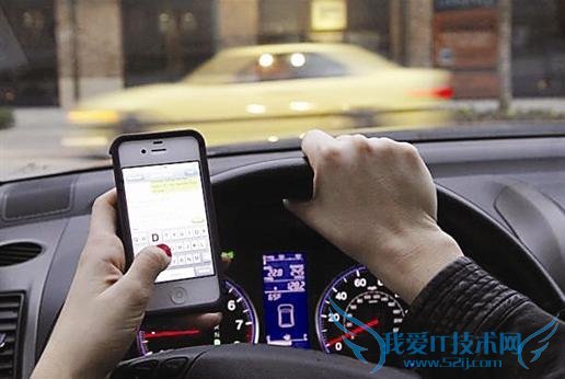 女子开车玩手机酿车祸 父亲当场死亡自己被起诉