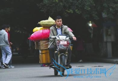 双 11 交易额破纪录幕后:独臂快递哥送快递 去年双 11 月入近 3 万