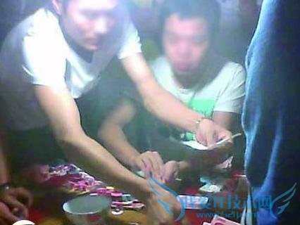 ũ˸?ũĳɽسӮ  ġʫд“ѽݸˣϧ游˽꣬䵽ʱ̫ࡣżҡ̯ȥ̴硣”Сʫд“˲ˣֻΪгһշֱˣͷ˱ˡ”ɴ˿ɼйŴĲѾΧܵǴ  ִᣬȻԶĲδֹĲûеõ֮Чضơ  峿ɢ֮ΧһԱߣԽǮΪעĳӮ龰Ѿйĳӵũ塣  йũĲѳ“ʮ˾Ÿģһս”Ȼ˵ڿŵĳɷ֣йũʣͶжĲˣȷʵЩˡŮԼͯҲũĲ  ũĳɽس Ӯ  10  5 գý屨ƣйũľڶĲأѾγһײҵ  ũֶķ“С”ÿֻ 1 ֶӣע 100 ԪǧԪȣӮ˲Ϣ֮䡣һλ T ӿ˵“ñ‘ 10’ ( 0)  1 Сʱ ()……”  ƣÿӮһʮ֮Ľ“С”ص㲻̶ùݶԣ˿“С”;ÿӮϰĽ“”ͨϡٵɽسУ̧ɽ¼ɴһӣϲͳˣ“”齫“ڱ”ֶĵɽŻҪͨ·ܱܿߣַζԱɢ  “С”“”зŸֳṩʣǱΪ“ŵ”1 ԪϢ 300 Ԫϡ  ר“ܾ”“ŵ”˸“”·ͷÿڶǮ׬γһҵ“”һǲζԱĦ˾Լֺеˣһ˲ζĿɵԪл·ҪһЩͨҪɽؾ·“վڷ”ÿɵ 100 Ԫ 300 Ԫ“”ΪĳͷˮÿҲ롣  ǮȥĲ ũ˸?  ũ˸?йũĸԣ̶ȣбƣ㽭ʡũ֮⣬඼ũ帻ʡҲƵũԽ൱ڸķ 5000  9000 ֮䣬ũԽһëҪ 50  70   ԴˣʢΪйũձ鷢չũ˸ֻ㽭غʡݵĸ½ũ˵ˮƽ˴ڽϴࡣ½ʡũӣҪǳ򻯽̼ӿĽųļӿ죬ũһǨҡһͳ˸̡  ũһҹ˶Ĳũ񾭲סջ߬Ŵ“Ǯ”ݶĲеĺܿ˲Ϸ·