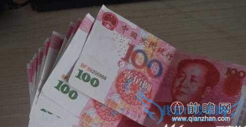 乘客半夜打车收到冥币