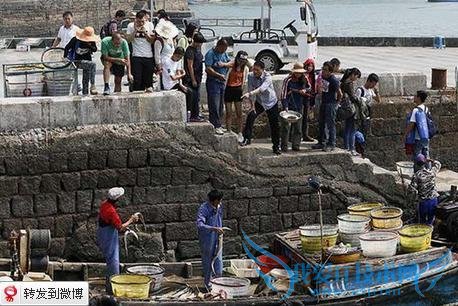 十一出游糟心事一箩筐:拍个照要价 1300 女友被扣抵债