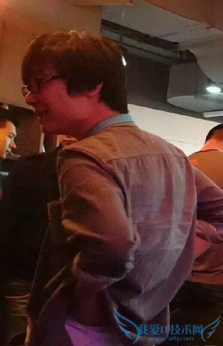 前瞻科技快讯 8 月 21 日消息,近日游戏圈有个大事件,那就是国外媒体都在报道从科乐美离职的知名游戏制作人小岛秀夫将加盟腾讯,网络上连小岛秀夫疑似参观腾讯的照片都被放出来,虽然小岛秀夫本人及腾讯均未对此事作出任何回应,但传闻还是在国内外玩家圈引发激烈讨论。而从舆论走向来看,玩家普遍不希望小岛秀夫加盟腾讯。