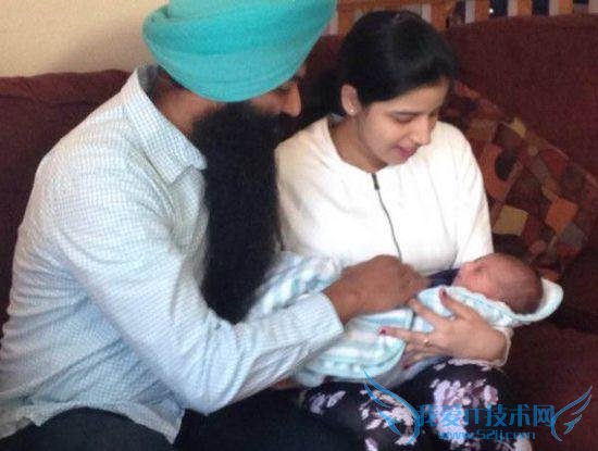 赴医院途中妻子提前分娩 丈夫用 iPhone 充电线剪脐带