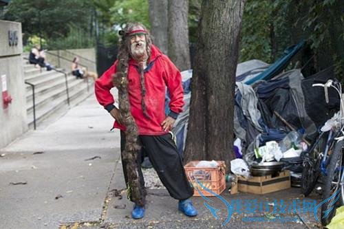 纽约街头惊现美版“犀利哥” 头发 13 年不洗不剪成棍子