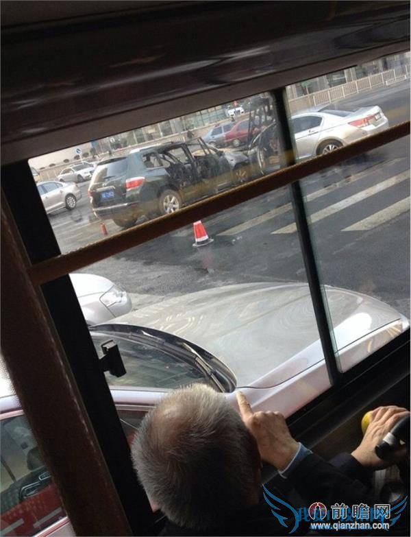 又是日本车!丰田汉兰达撞上本田雅阁爆炸起火烧得只剩壳