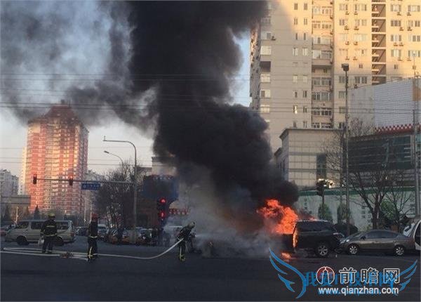 又是日本车!丰田汉兰达撞上本田雅阁爆炸起火烧得只剩壳