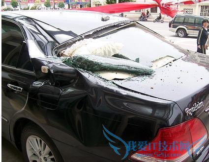 12 辆小车被高空抛石砸坏 起因只是心情郁闷