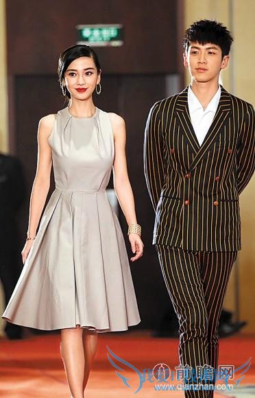 说完王思聪,再来聊聊娱乐圈最近急需大家动手动脑解决的两个“疑案”,首先是 angelababy 的身高。最近华谊官方在某宣传片上公布了 angelababy 的真实身高-1 米 59,该真实性还有待验证,但立马引来无数网友恶搞。网友首先想到的是 angelababy 是 1 米 59,那黄教主又有多高呢?可查的官方资料黄晓明是 1 米 79,但是网友扒出的一张图片显示,穿着平底鞋的 baby,站在穿着运动平底鞋 (不排除有内增高) 的黄晓明旁边,也就差着半个脑袋的距离!到底是谁的身高有水分?