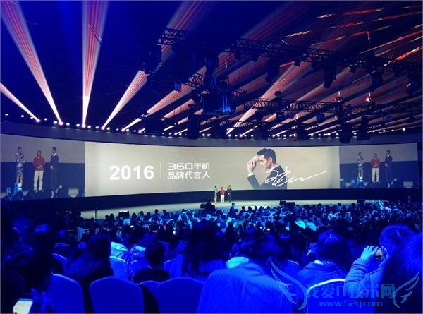 在今日举办的 360 发布会上,周鸿祎携代言人王凯发布了 360 奇酷手机极客版,新机将于今日下午 18 点在京东、奇酷商城以及 360 商城同时开启预约,1 月 19 日上午 10 点正式发售,售价 2999 元。